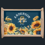 Bandeja Presente de Casamento Personalizado de Girassol Az<br><div class="desc">Celebrar o dia especial dos recém-casados com este encantador Marinho Russo Azul Dossiê de Casamento de Girassol Azul que Serve a Bandeja. Esta peça única combina a beleza tradicional dos girassóis com um toque de elegância rústica em uma incrível matiz azul-marinho. O design personalizado permite personalizar a bandeja com os...</div>