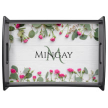 Rosas em fundo de madeira pintada branca