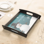 Bandeja Teal Snowman Winter Scene Christmas Serving Tray<br><div class="desc">Sirva refeições ou bebidas para a família ou convidados nesta temporada de férias com esta bandeja de natal Teal Snowman no inverno. O design da bandeja apresenta um boneco de neve feliz em uma cena de ventania de neve contra um fundo de neve cheio de cor correspondente. Itens adicionais de...</div>