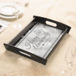 Bandeja Wooden, Aniversário de Casamento de 10 Tin<br><div class="desc">Celebrar o 10º aniversário de casamento da tin** em estilo com esta bandeja comemorativa de madeira servindo! As letras negras elegantes com confete hexagonal em fundo de estanho adicionam um toque memorável para esta ocasião especial e marco. Personalize com os nomes dos casais e as datas do casamento. ** O...</div>