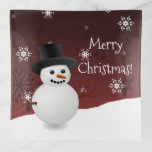 Bandejas Red Snowman Winter Scense Christmas Trinket Tray<br><div class="desc">Adicione um pouco de alegria de férias à sua casa com esta bandeja de Natal Red Snowman. O design de bandeja de Trinket apresenta um feliz boneco de neve em uma cena de neve contra um fundo vermelho adornado com flocos de neve de cor correspondente. Itens adicionais de presentes e...</div>