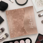 Bandejas Rosa Metálico - Largura Dourada Personalizada<br><div class="desc">Personalize facilmente este rosa dourado com metal escovado e uma bandeja de trincheira com padrão de brilho glamoroso com seu próprio nome personalizado.</div>