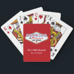 Baralho Casado no Fabuloso Monograma do Casamento Vermelho<br><div class="desc">Esse costume único e divertido "Casado em Las Vegas Fabuloso",  que faz o favor de jogar cartas,  apresenta um monograma dos nomes da noiva e do noivo e datas de casamento e um fundo branco. Cores de design preto,  branco,  vermelho,  azul,  amarelo e cinza.</div>