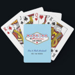 Baralho Casados em Fabuloso Monograma de Casamento de Las<br><div class="desc">Estas cartas de baralho personalizadas únicas e divertidas de "Casados em Fabuloso Las Vegas" apresentam um monograma com os nomes dos noivos e as datas de casamento e um fundo azul claro. Cores de design preto,  branco,  vermelho,  azul,  amarelo e cinza.</div>