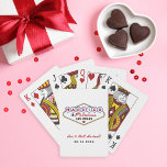 Baralho Casados no Fabuloso Las Vegas Branco<br><div class="desc">Limpo branco mostra o icônico sinal colorido Casados no Fabuloso Las Vegas nestas cartas de jogar personalizadas com monograma de casamento. Nomes do casal em roteiro vermelho e data de casamento ficam abaixo do design clássico do sinal. Todo o texto é totalmente editável com seus detalhes. Um favor de casamento...</div>