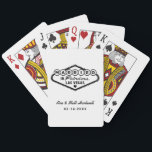 Baralho Casados no Fabuloso Las Vegas Branco Preto<br><div class="desc">Limpo branco e negrito preto criam um visual impressionante e moderno nestas cartas de baralho personalizadas de monograma de casamento de Las Vegas. Apresenta um design de sinal de Casados no Fabuloso Las Vegas em preto com nomes de casal e data de casamento personalizáveis. Todo o texto é totalmente editável....</div>