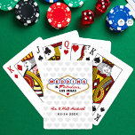 Baralho Casados no Fabuloso Las Vegas Corações Cinza<br><div class="desc">Um colorido design de sinal de Casados no Fabuloso Las Vegas em clássico vermelho, azul e dourado destaca-se contra um fundo de padrão de coração cinza suave nestas cartas de baralho de monograma de casamento personalizadas. Nomes do casal em roteiro vermelho e data de casamento completam o design de recordação....</div>