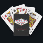Baralho Casados no Fabuloso Las Vegas Preto<br><div class="desc">O icônico letreiro colorido Casados no Fabuloso Las Vegas brilha contra um fundo preto dramático nestas cartas de baralho personalizadas com monograma de casamento. Os nomes do casal em roteiro vermelho e a data do casamento são totalmente editáveis abaixo do letreiro clássico. Um favor de casamento ousado e impressionante que...</div>