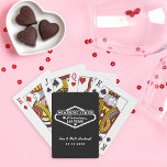 Baralho Casados no Fabuloso Las Vegas Preto Branco<br><div class="desc">Sleek preto e branco entregam um visual ousado e contemporâneo nestas cartas de baralho personalizadas de casamento de Las Vegas. Apresenta um design de sinal de Casados no Fabuloso Las Vegas em branco sobre um fundo preto dramático com nomes de casal personalizáveis e data de casamento. Todo o texto é...</div>