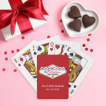 Baralho Casados no Fabuloso Las Vegas Vermelho<br><div class="desc">O vermelho ousado define um tom enérgico e festivo por trás do icônico sinal colorido Casados no Fabuloso Las Vegas nestas cartas de baralho personalizadas com monograma de casamento. Os nomes do casal em letra cursiva branca e a data do casamento são totalmente editáveis abaixo do sinal clássico. Um favor...</div>