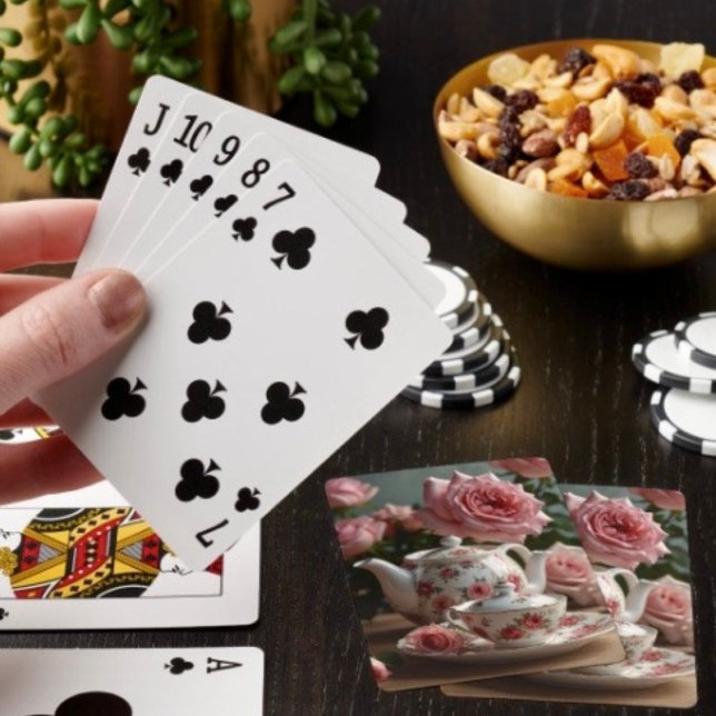 Baralho Chá de Rosa de Couve Rosa (Add fun to family time—these playing cards make a great little Mother’s Day surprise.)