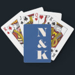 Baralho Favor de Casamento Personalizado Azul Vibrante do<br><div class="desc">Adicione um toque pessoal e na moda às suas noites de jogos com estas modernas cartas personalizadas de jogar a azul vibrante. Apresentando corajosas iniciais serif, este design chic é perfeito para casais, famílias ou qualquer pessoa que ame uma estética sofisticada. Seja para noites de pôquer, um presente de festa...</div>