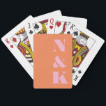 Baralho Favor de Casamento Personalizado Laranja Cor-de-Ro<br><div class="desc">Adicione um toque de na moda e pessoal às suas noites de jogos com estas modernas cartas de jogar personalizadas. Apresentando iniciais ousadas de serifas em rosa suave contra um fundo laranja macio, este design chic é perfeito para casais, famílias ou qualquer pessoa que ame uma estética sofisticada. Seja para...</div>