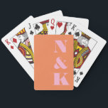 Baralho Favor de Casamento Personalizado Laranja Cor-de-Ro<br><div class="desc">Adicione um toque de na moda e pessoal às suas noites de jogos com estas modernas cartas de jogar personalizadas. Apresentando iniciais ousadas de serifas em rosa suave contra um fundo laranja macio, este design chic é perfeito para casais, famílias ou qualquer pessoa que ame uma estética sofisticada. Seja para...</div>