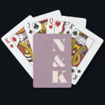 Baralho Favor de Casamento Personalizado Púrpura Roxo Mode<br><div class="desc">Adicione um toque na moda e pessoal às suas noites de jogos com estas modernas cartas de jogar personalizadas em roxo empoeirado. Apresentando corajosas iniciais serif, este design chic é perfeito para casais, famílias ou qualquer pessoa que ame uma estética sofisticada. Seja para noites de pôquer, um presente de festa...</div>