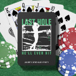 Baralho Festa de Despedida de Golfe Engraçado Último Burac<br><div class="desc">Estas cartas de jogar personalizadas apresentam a frase brincalhona "Last Hole He ll Ever" em verde, preto e branco, perfeita para uma festa de solteiro com tema de golfe. As cartas podem ser personalizadas com o nome do noivo, fazer-as de uma manutenção única e memorável. Ideal para o noivo e...</div>