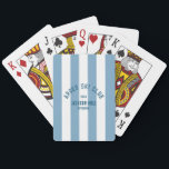 Baralho Fita de Cabana Azul Personalizada do Clube de Esqu<br><div class="desc">Estas cartas são perfeitas para os encontros de inverno nas encostas, na banheira quente ou na cabana... as listras de cabana azul retrô com a crista de um clube de esqui marinho. Personalize com os detalhes da sua reunião... ano, recurso e destino. Perfeito para uma viagem de esqui para uma...</div>