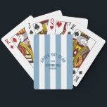 Baralho Fita de Cabana Azul Personalizada do Clube de Esqu<br><div class="desc">Estas cartas são perfeitas para os encontros de inverno nas encostas, na banheira quente ou na cabana... as listras de cabana azul retrô com a crista de um clube de esqui marinho. Personalize com os detalhes da sua reunião... ano, recurso e destino. Perfeito para uma viagem de esqui para uma...</div>