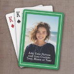 Baralho Foto personalizada e texto com borda verde<br><div class="desc">Uma maneira divertida de capturar memórias e compartilhá-las com amigos. Adicione uma foto vertical e sua legenda favorita para fazer um presente legal para os amigos.</div>