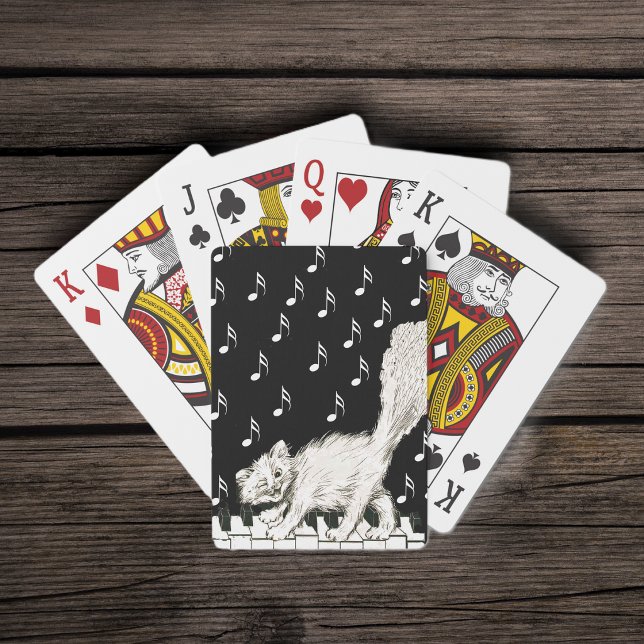 Baralho Gato Branco Fofinho Sorridente e Piscando no Piano (Smiling white cat walking across piano keys music notes on black white deck of playing cards.)