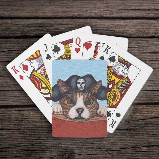 Baralho Gato Pirata Fofo Surpreso Marrom Listrado (Cute brown cat wearing black pirate hat with skull hanging on red boat on deck of playing cards.)