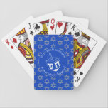 Baralho HANUKKAH SAMEACH Dreidel<br><div class="desc">Na moda HANUKKAH SAMEACH jogando cartas com uma estrela prateada falsa de David em um padrão ladrilhado e um grande sonho branco no centro. A cor de fundo é Cobalt Blue. O texto diz HANUKKAH SAMEACH no topo e um EXCELENTE MIRACLE ACONTECEU no fundo. Ambos são PERSONALIZÁVEIS se você deseja...</div>