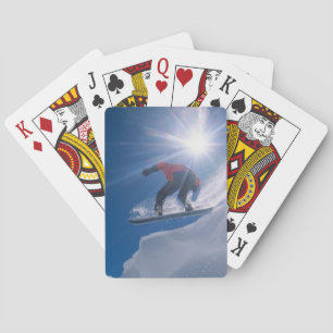 Baralho Homem saltando de uma grande cornija de snowboard