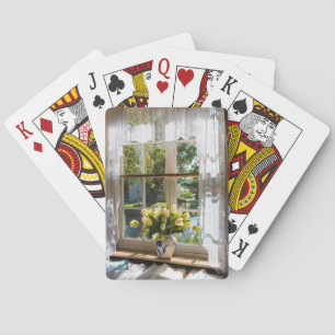 Baralho Janela com cortina de rendas e tulipas