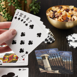 Baralho Jogando cartas de espíritos vivos no centro orien