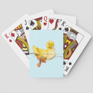 Baralho Jogando Cartões com Um Pequeno Pato Flutuante