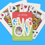 Baralho Jogue! Foto da família cega e colorida<br><div class="desc">Este design de fotos bonitinho está em cores primárias brilhantes e apresenta o texto "GAME ON!" No nosso compro, estão disponíveis variantes desta design, bem como produtos de coordenação, zazzle.com/store/doodlelulu. Entre em contato conosco se precisar deste design aplicado a um produto específico para criar seu próprio item de correspondência exclusivo!...</div>