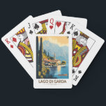 Baralho Lago di Garda Italia Viagem Art Vintage<br><div class="desc">Design de arte vetorial do Lago Garda. O lago Garda,  na Itália norte,  é conhecido pela sua água cristalina. No extremo sul,  a cidade de Sirmione é dominada pela Rocca Scaligera,  uma fortaleza com visões portuárias.</div>
