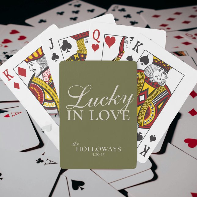 Baralho Livro de Convidados do Casamento Personalizado do  (Add a playful and memorable twist to your guest book with these “Lucky in Love” playing cards!)
