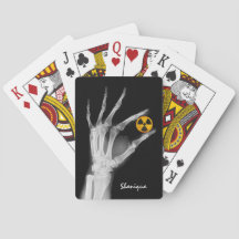 Mão Segurando um Símbolo de Radiação