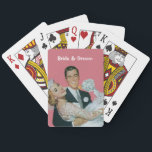 Baralho Novos casamentos vintage, noiva de Carregando de G<br><div class="desc">Fácil de personalizar as cartas de jogar,  basta adicionar os seus nomes! Design divertida para usar para favores de casamento que seu convidado vai amar! Ilustração de vintage,  amor e imagem de casamento de romance apresentando um belo carregando de noivo,  sua linda noiva recém-casada. Retro 50 kitsch divertido!</div>