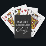 Baralho Placas personalizadas de jogo do partido de soltei<br><div class="desc">Deem as caras uma mão vencedora com este baralho de despedida de solteiro personalizado a jogar cartas! Estes fazem um presente de excelente para toda a sua festa de casamento - perfeito para as despedidas de Las Vegas! Edite facilmente o nome e a cor do plano de fundo! Veja a...</div>
