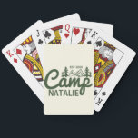 Baralho Porta-Festas de solteira Personalizadas do Campo<br><div class="desc">Elevem sua celebração com nossa Festa de solteira personalizada do campo Bridesmaids Poker Cards — uma reviravolta exclusiva sobre o clássico jogo noturno. Projetados especialmente para festas de solteira com um tema de acampamento, esses cartões combinam o estilo de pôquer do eterno com detalhes modernos e personalizados. Cada baralho é...</div>