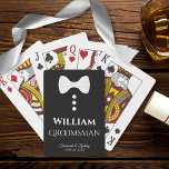 Baralho Presente de casamento de placas de padrinho de cas<br><div class="desc">Este baralho divertido de jogar cartas é projetado como um presente para padrinhos de casamento de casamento. As costas estão pretas com uma gravata branca de arco e botões. O texto é branco e diz "Padrinho de casamento" com um lugar para o seu nome, o nome do casal e a...</div>