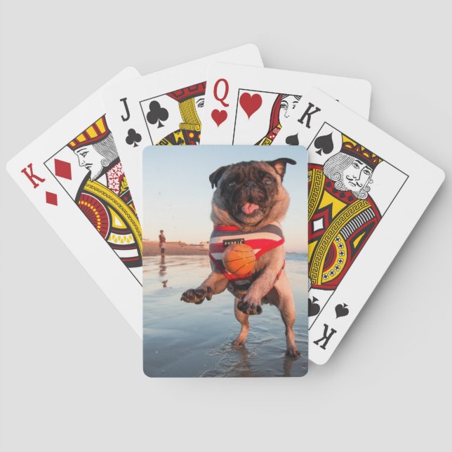 Baralho Pug Playing Ball on Beach (Verso)