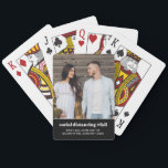 Baralho Quarantine Baby Pregnancy Anúncio Foto<br><div class="desc">Será que todo aquele abrigo no lugar levou a "Netflix and Chill" em demasia? Temos a maneira mais adorável de anunciar suas grandes e excitantes notícias! Ensinamento engraçado da gravidez para trazer um sorriso à face de amigos e familiares enquanto distanciamento social. Adicione seu texto personalizado a este design usando...</div>