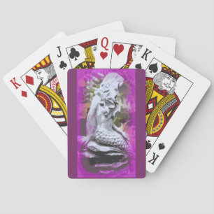 Baralho sentada a sereia púrpura a jogar cartas