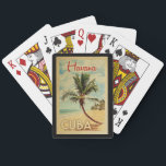 Baralho Viagens vintage de Árvore de Palma de Havana<br><div class="desc">Um impressão artístico moderno do século médio único de Havana Cuba,  no estilo viagens vintage. Ele apresenta uma palmeira curva na praia arenosa com oceano sob um céu azul nublado.</div>