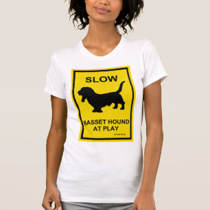 Basset Hound lento no t-shirt do jogo