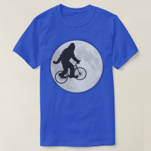 Batedor em uma bicicleta no céu com camiseta lunar