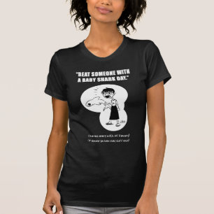 Batida alguém com uma camisa do tubarão do bebê