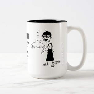 Batida alguém com uma caneca do tubarão do bebê