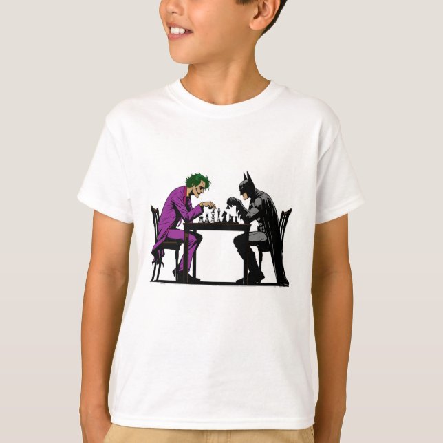 Batman e Joker jogando xadrez em T-Shirt (Frente)