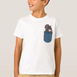 BD esquilo em uma camisa do bolso