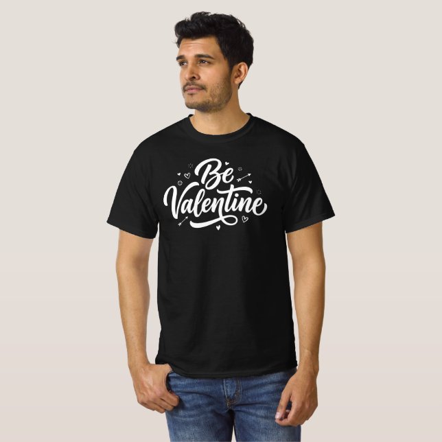 Be Valentine Bold Minimal Typography T-Shirt (Frente Completa)