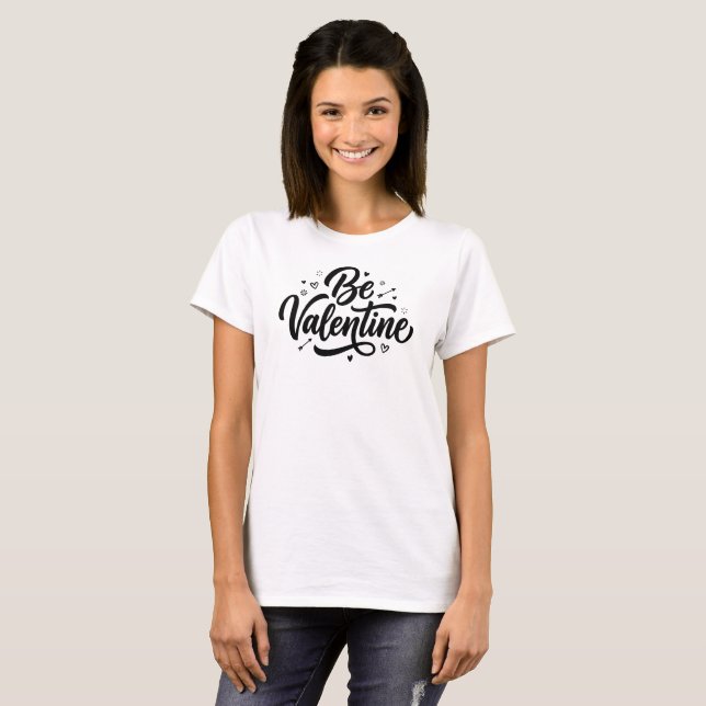 Be Valentine Bold Minimal Typography T-Shirt (Frente Completa)